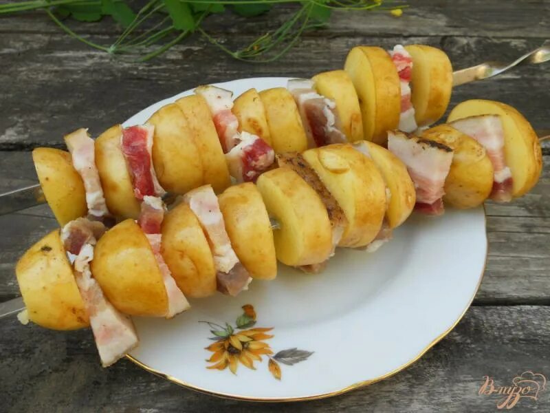 Картошка на мангале в фольге с салом рецепт с фото пошагово - 1000.menu