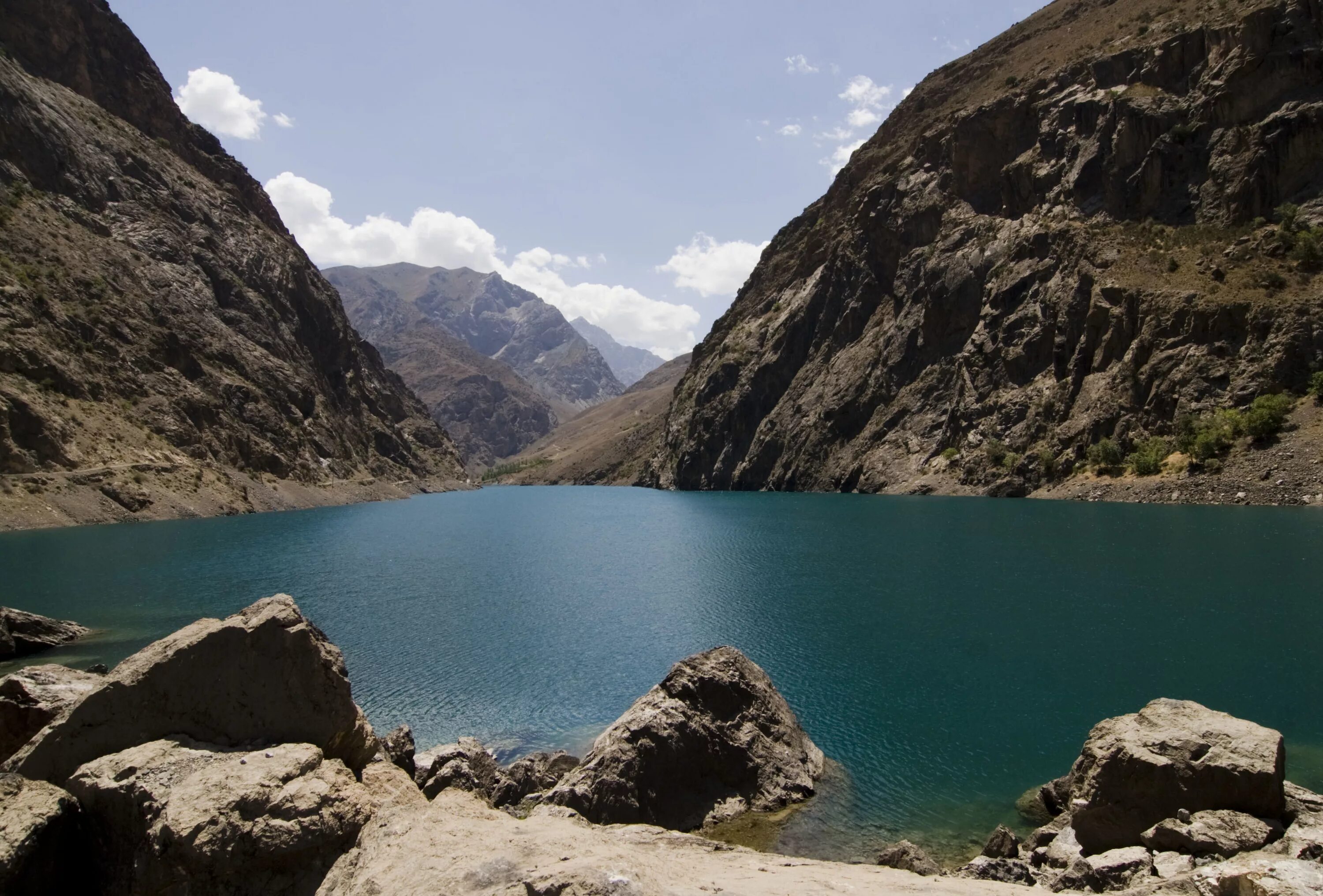 Озеро Искандеркуль Таджикистан. Фанские горы озеро Искандеркуль. Искандаркул Таджикистана. Памир Искандеркуль. 7 озер в мае