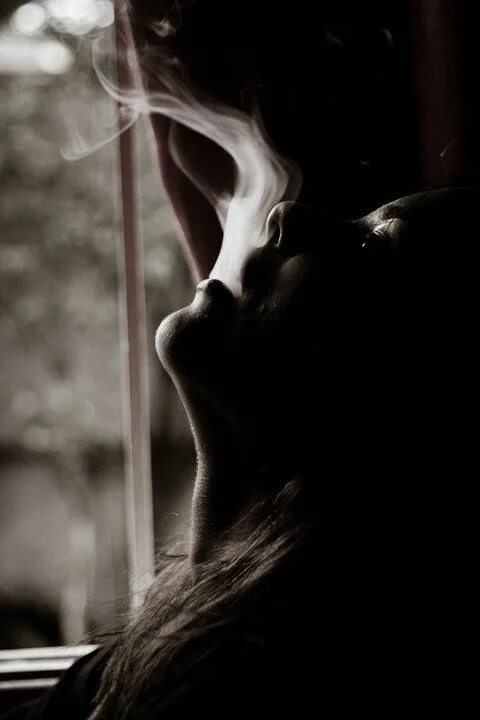 Дымом печали. Грустная девушка в темноте. Курящая девушка в темноте. Девушка курит в темноте. Задумчивая девушка в темноте.