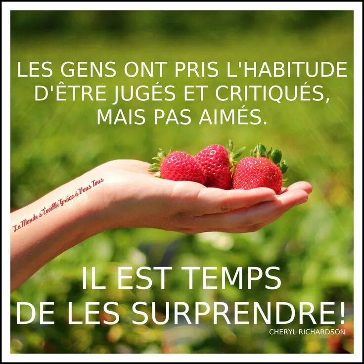 Ягоды в руках. Земляника в ладошке. Горсть лета. Щедрость. Горсть лета.