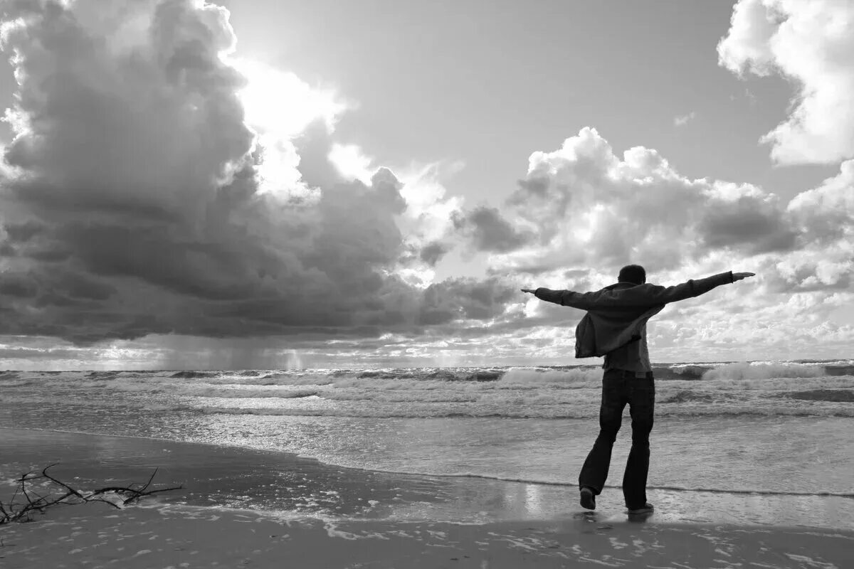 Девочка - ветер. Девушка бежит в поле. Навстречу мечте и против ветров. Женщина на ветру. Человек ветер.