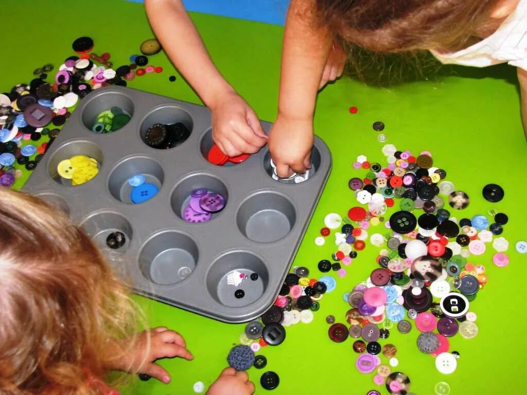 Сенсорный материал для дошкольников. Сенсорная моторика для детей. Сенсорное развитие. Развитие сенсорной моторики. Занятия с детьми с нарушением интеллекта.