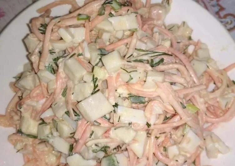Салат с кальмарами и корейской морковью. Корейская морковь с кальмарами. Салат с кальмаром и корейской морковкой. Салат хе из кальмара. Салат с кальмарами и корейской морковью.