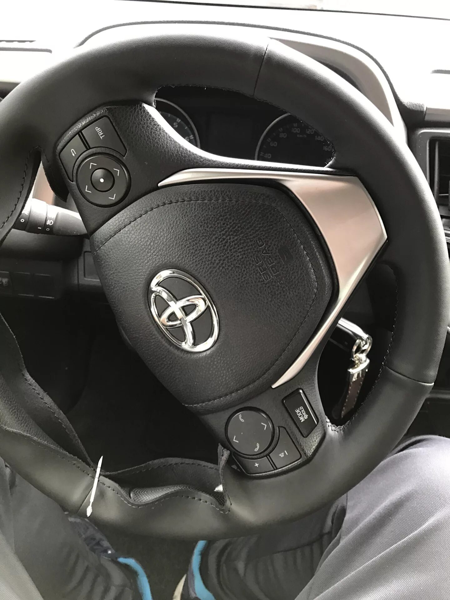 рав 4 руль и руки фото. руль тойота рав. руль toyota rav4. руль тойота рав 4 2014. оплетка на руль тойота рав 4.
