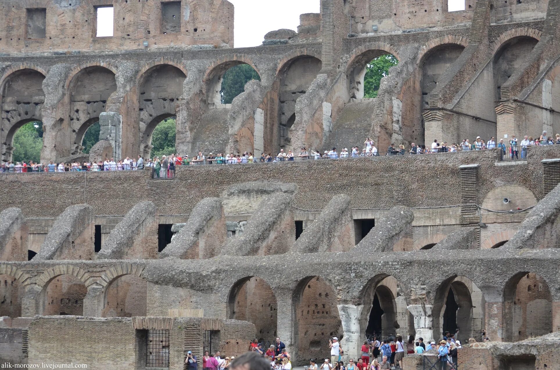 Рим Колизей внутри. Амфитеатр Колизей внутри. Колизей в Риме фото внутри. Колизей внутри в древнем Риме. Стена колизея