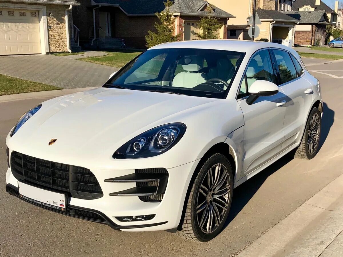 Порше белый. Порше белый. Порше 911 белый. Порше турбо 911 белый. Красивая машина на белом фоне.