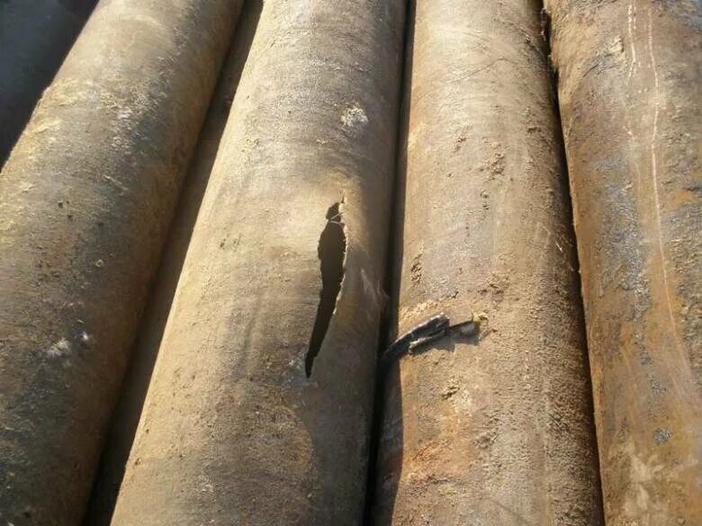 Трещины в трубопроводе. Трещина трубы. Расчеканка чугунного раструба. Межкристаллитная коррозия сварного шва. Трещина в трубе.