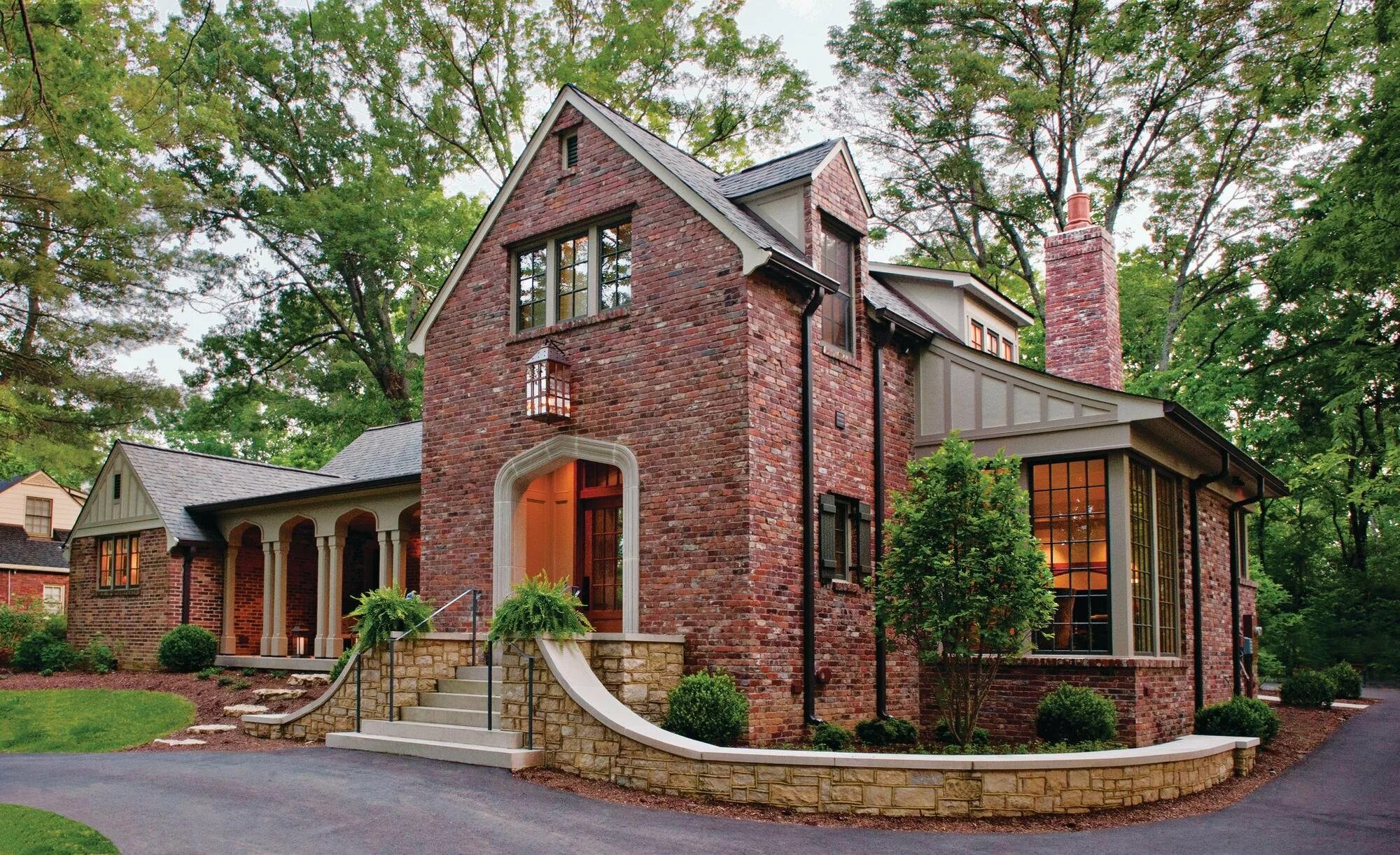 Английский дом купить. Стиль Тюдор (Tudor Revival Cottage). Коттедж стиль Тюдор кирпичный. Одноэтажный дом в английский стиль Тюдор. БРИК Хаус Англия маленький.