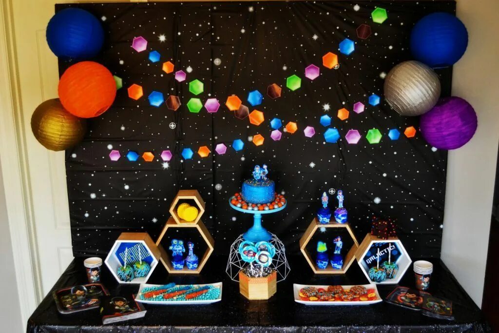 Украшать пространство. Вечеринка в стиле космос. Фотозона на космическую тему. Космические украшения для праздника. Детский день рождения в стиле космос.