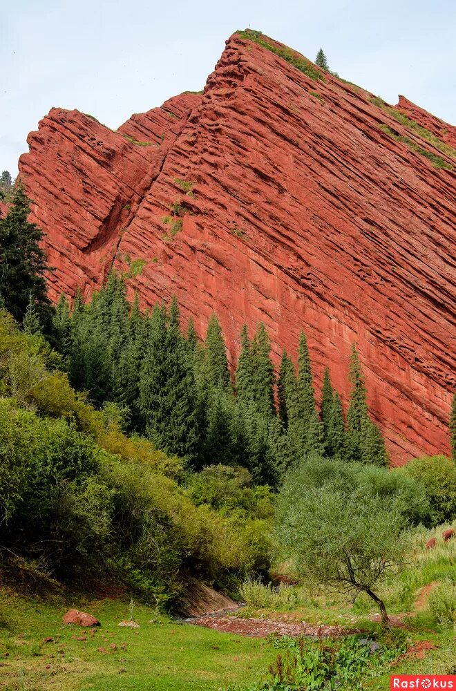 Штат невада красные горы. Монолит улуру австралия. Бордовые горы. Покажи красную гору. Кыргызстан, ущелье джеты-огуз.