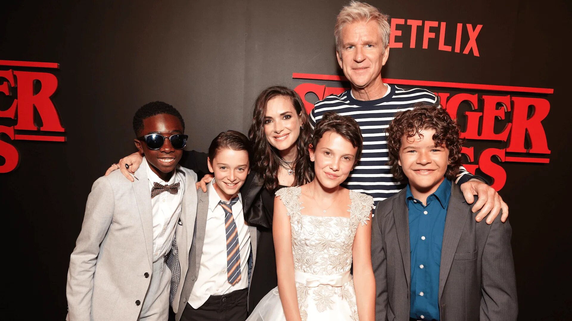 Stranger things cast. Мэттью модайн и милли бобби браун. stranger things 2.
