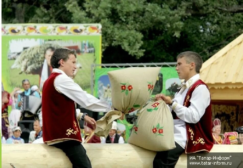 Национальный праздник татар Сабантуй. Татарский праздник Сабантуй традиции. Традиционные праздники татарского народа Сабантуй. Сабантуй битье горшков. Игры татаров