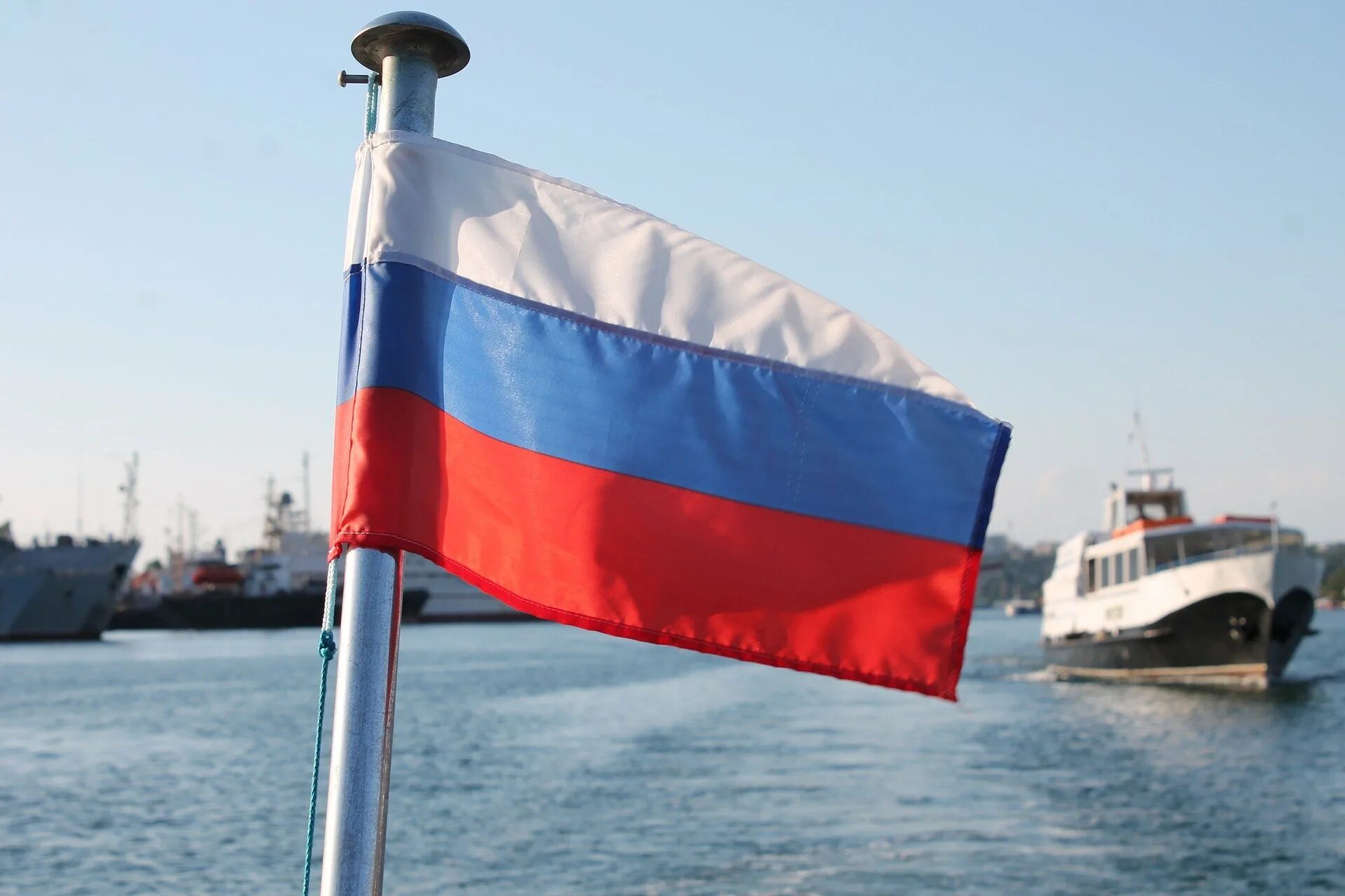 В россии проведут крупнейшую. Флаг ВМФ Украины. Флаг России на корабле. Флагшток на корабле. Флаг на корабле.