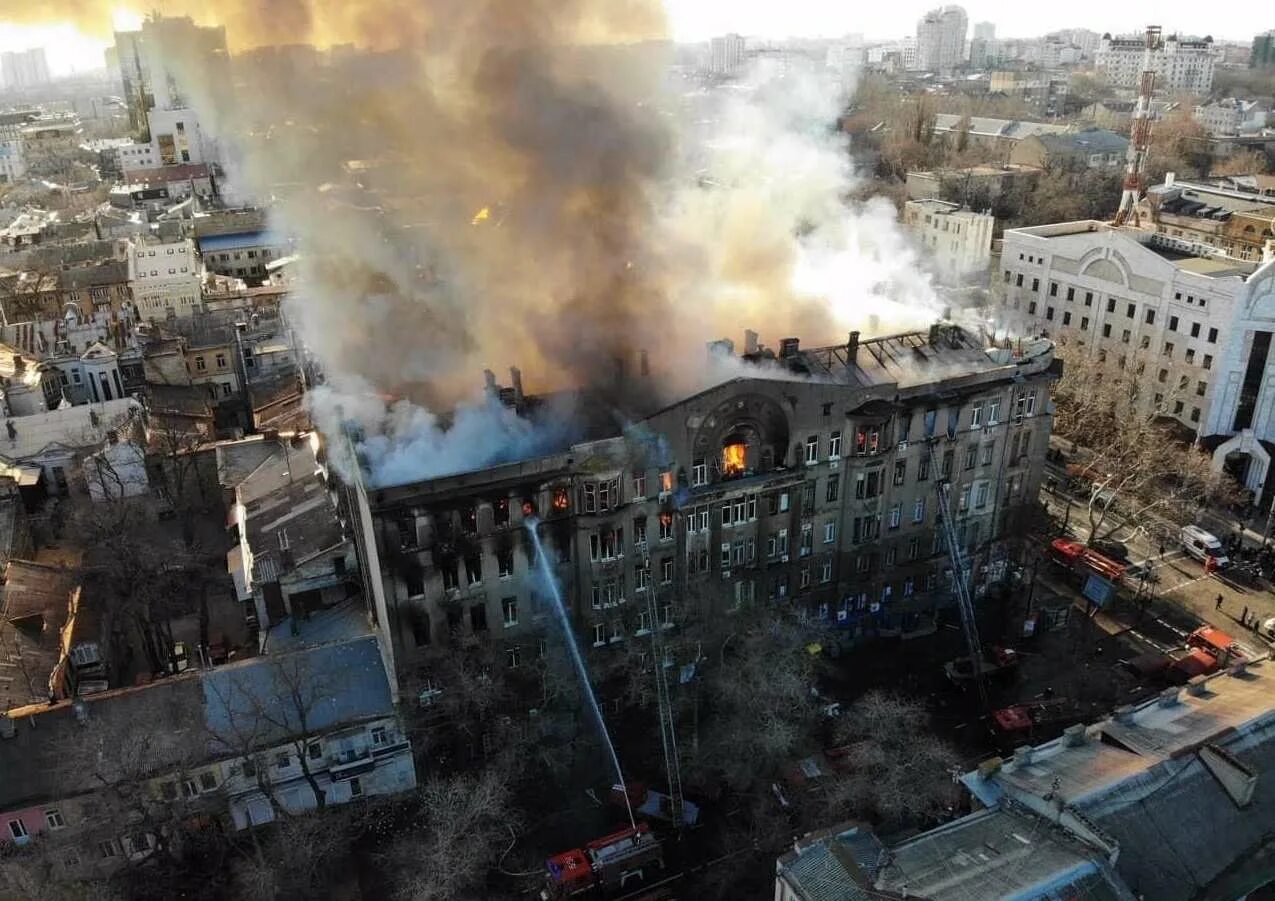 Разрушенный дом в одессе. Пожар в Одессе в колледже. Пожар в здании профсоюзов в Одессе. Пожар в Одесском колледже. Горящее здание профсоюзов.