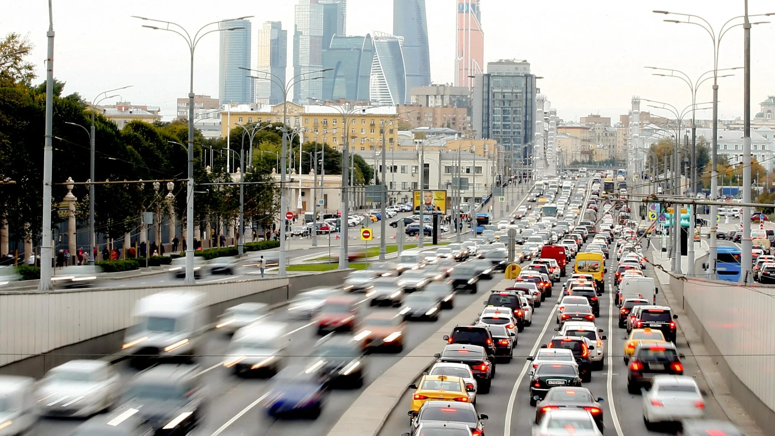 Трафик traffic. Трафик в городе. Машина на улице. Дорожный трафик. Трафик машин в городе.