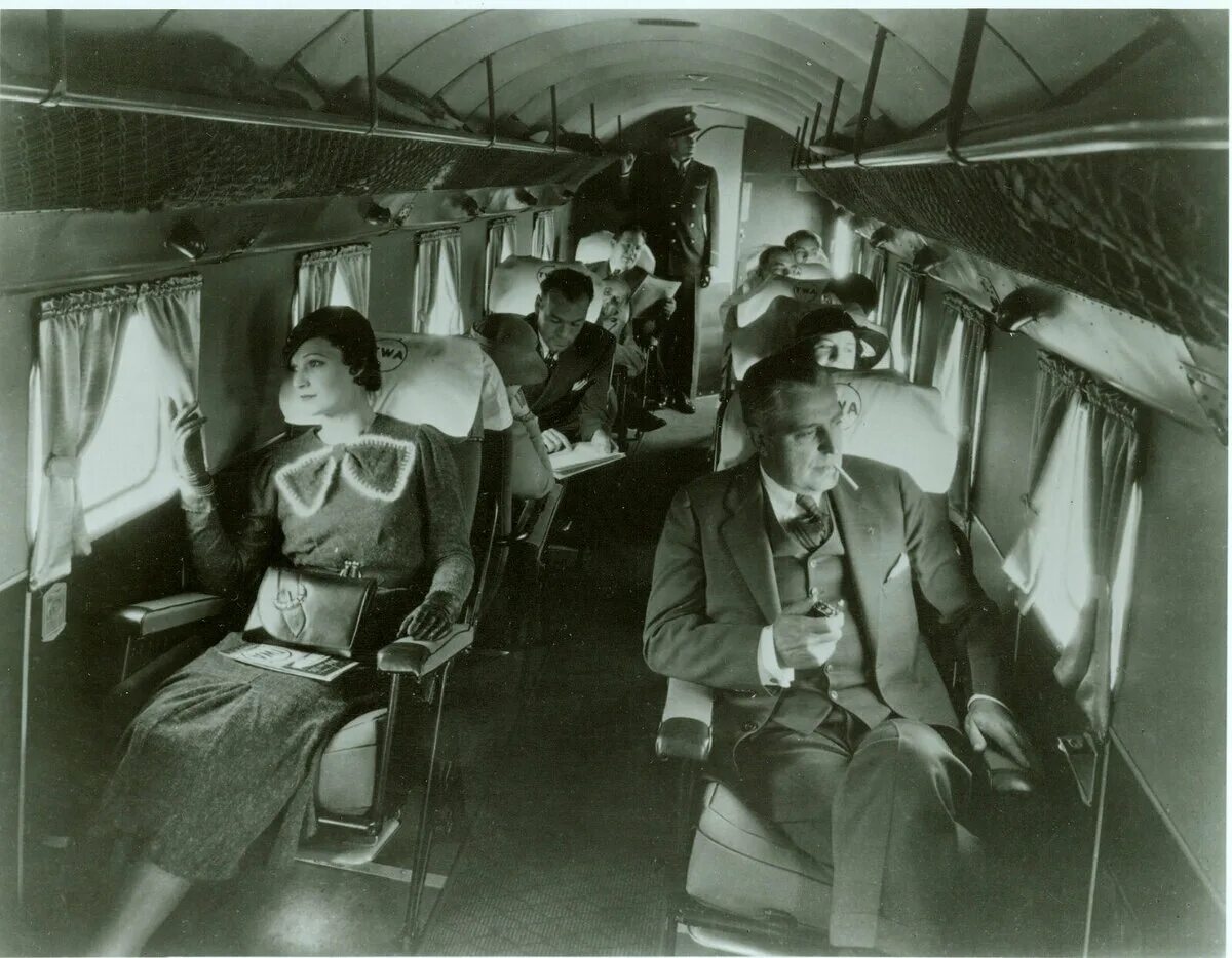 Первый пассажир самолета. Пассажирский самолёт 1930. 1919 Первая пассажирская авиа. Салон пассажирского самолёта 1930.