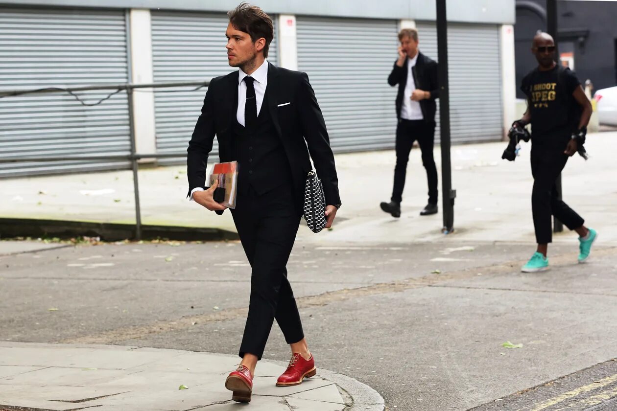 Одевать ли. Пиджак и джинсы сочетание мужские. Парень в скинни. Мужчина в туфлях мужских. Короткие штаны и мокасины.