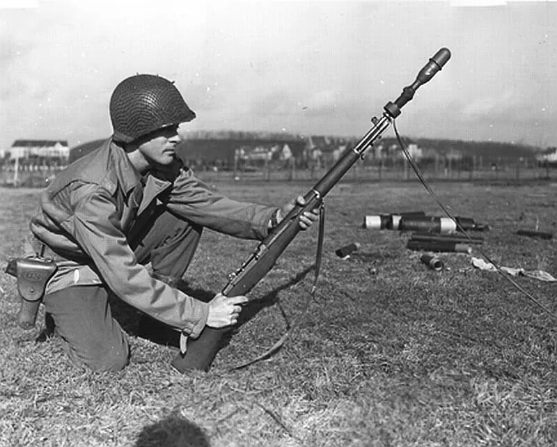 Солдат стреляет. Стрельба гранатами. Рг-6 ручной револьверный гранатомет. M31 винтовочная граната. Панцерфауст гранатомёт.