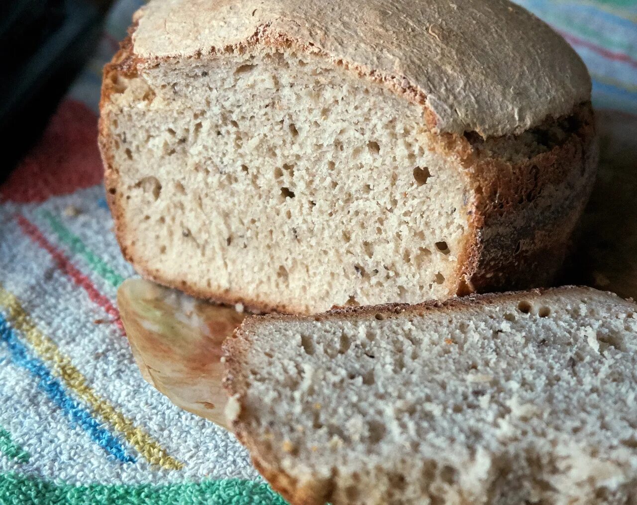 Хлеб белый бездрожжевой. Хлеб черный бездрожжевой. Домашний хлеб на закваске. Хлеб на закваске в домашних.