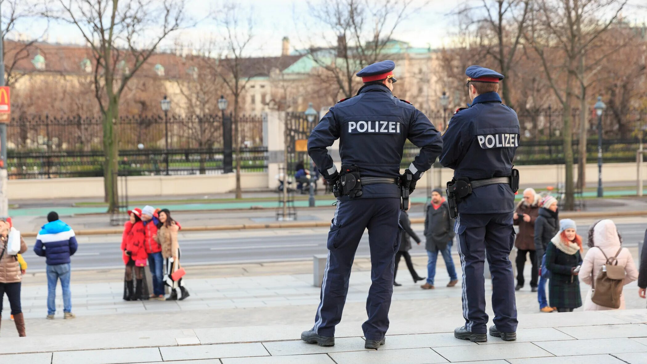 Кто такие полицаи. Форма европейских полицейских. Европейский полицейский. Полиция Бельгии. Полицай.