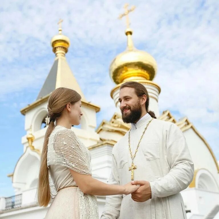 Девушка в платке в церкви. Хрупкая нежность. Православная любовь. Верующая любовь. Верующая любовь.
