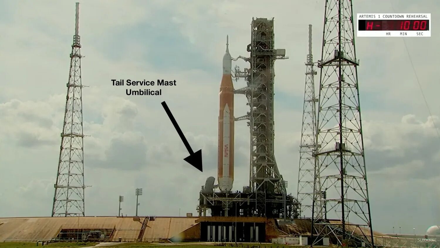 Launch deck. Заправщики ракет. кабель заправочная мачта. nasa&#039;s moon rocket returns to pad for next launch attempt.