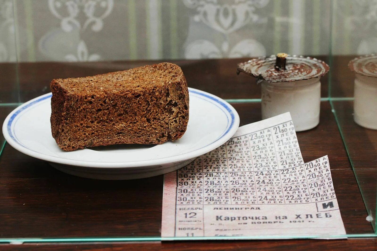 Кусочек хлеба ленинград. 125 граммов хлеба блокада ленинграда. Музей ленинграда кусочек хлеба. 100 грамм хлеба в блокадном ленинграде. Вов блокада ленинграда хлеб.