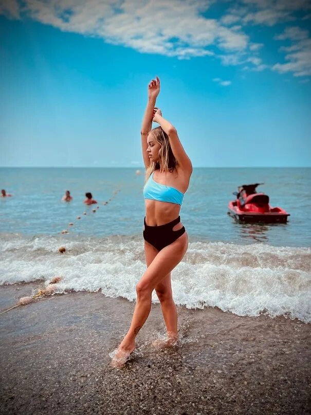 В сочи девушка на пляже с двумя. Девушка на пляже. богиня пляжа. сочи море девушка. девушка на курорте.