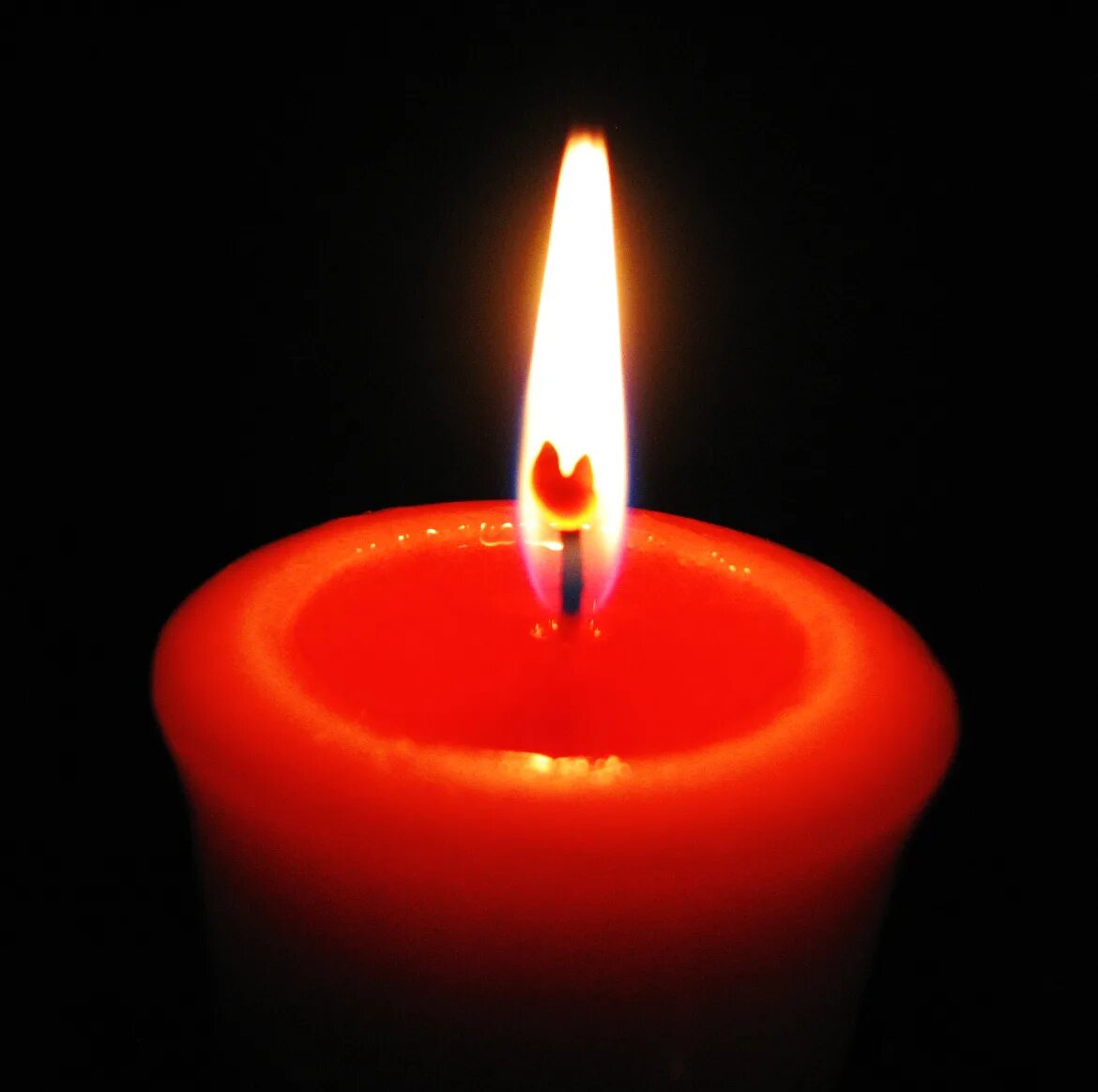 Оранжевые свечи в интерьере. Свечи оранжевого цвета. Свечка с апельсином. Свеча оранжевая. Оранжевые свечи в интерьере.