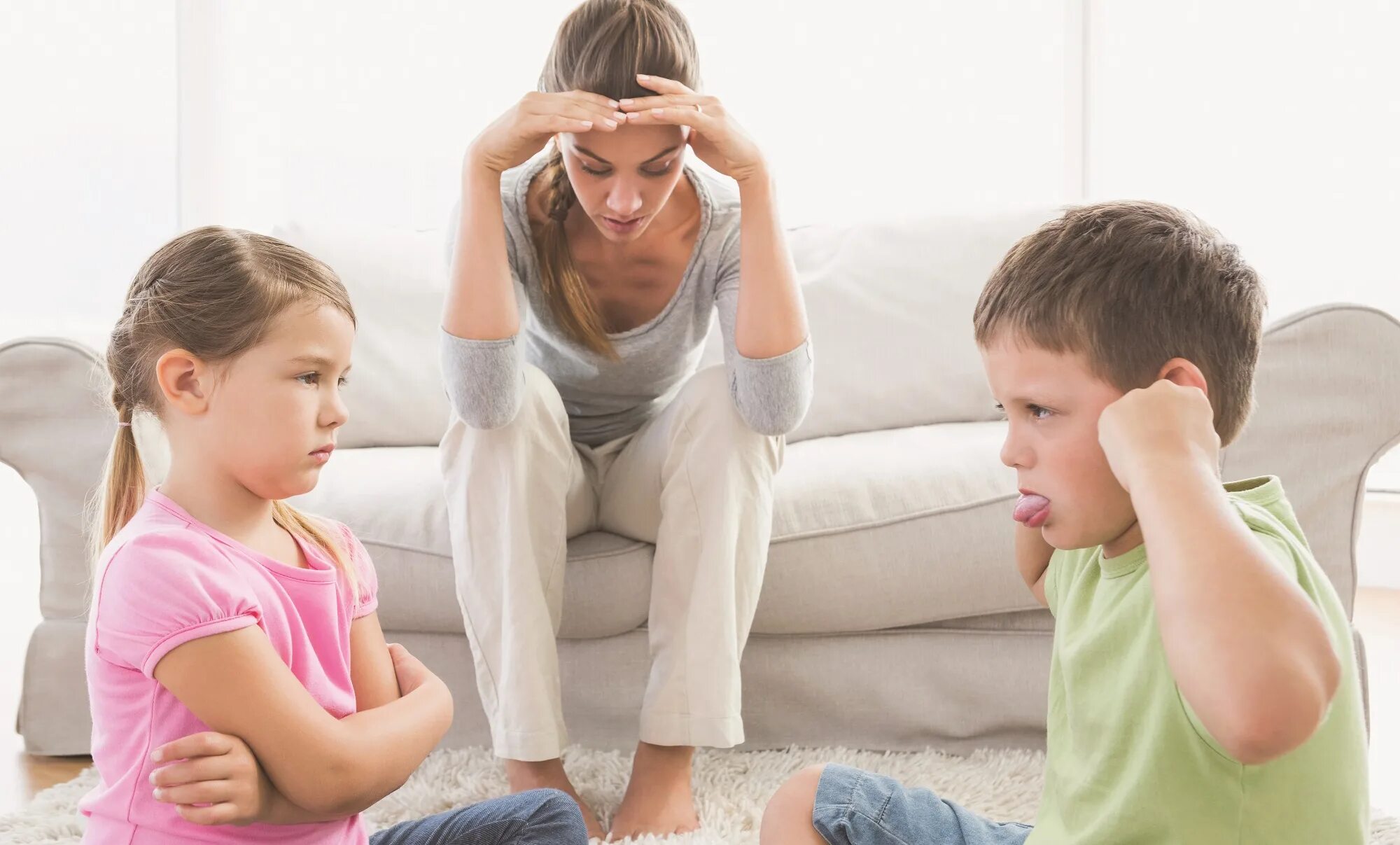 Ситуация терпит. Конфликт между детьми. Воспитание ребенка. Родители и дети. Семейные конфликты.