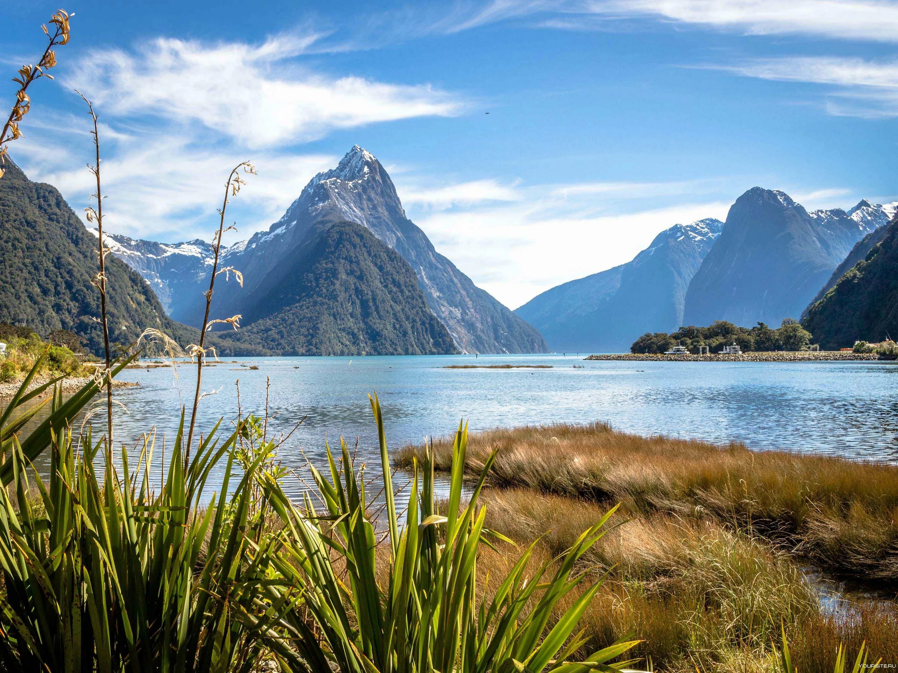 One new zealand. Фьорд Милфорд-саунд в новой Зеландии. Бухта Милфорд новая Зеландия. Парк Фьордленд новая Зеландия. Милфорд-саунд достопримечательности новой Зеландии.