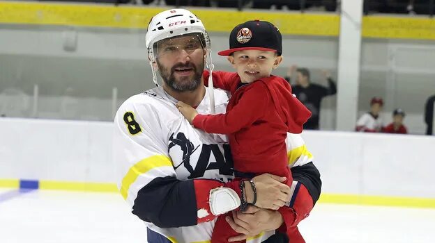 Александр Овечкин вывел на лед сына Alexander Ovechkin brought his son to the ic