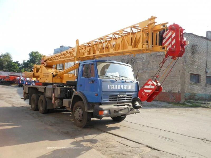 Оголовок стрелы крана мкг-25бр. Автокран ульяновск. Гусек кран бр 25. Автокран галичанин кс-55713-1в. Кс 55713 с гуськом.