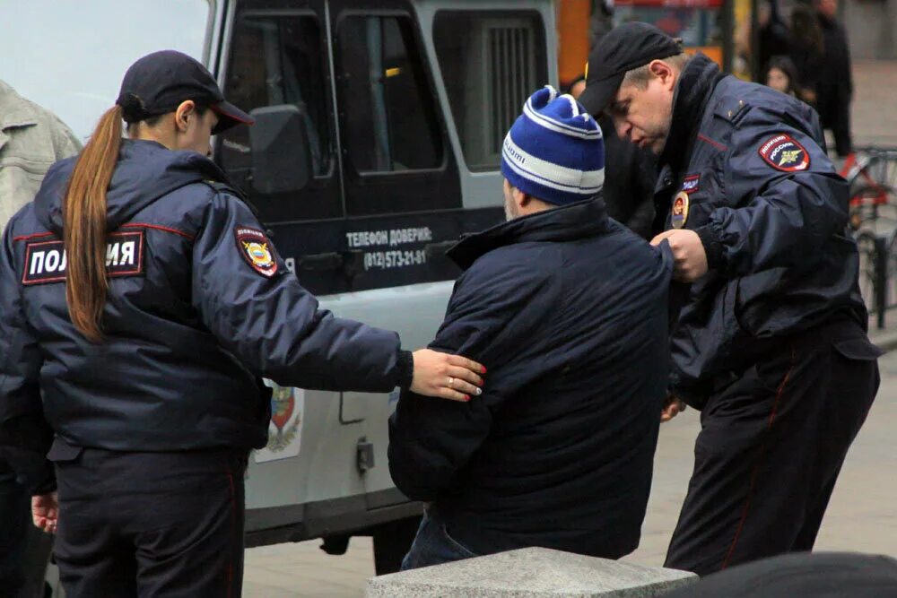 Забрали в полицию пьяным. Полиция россии. доставление в полицию. доставление сотрудниками полиции.