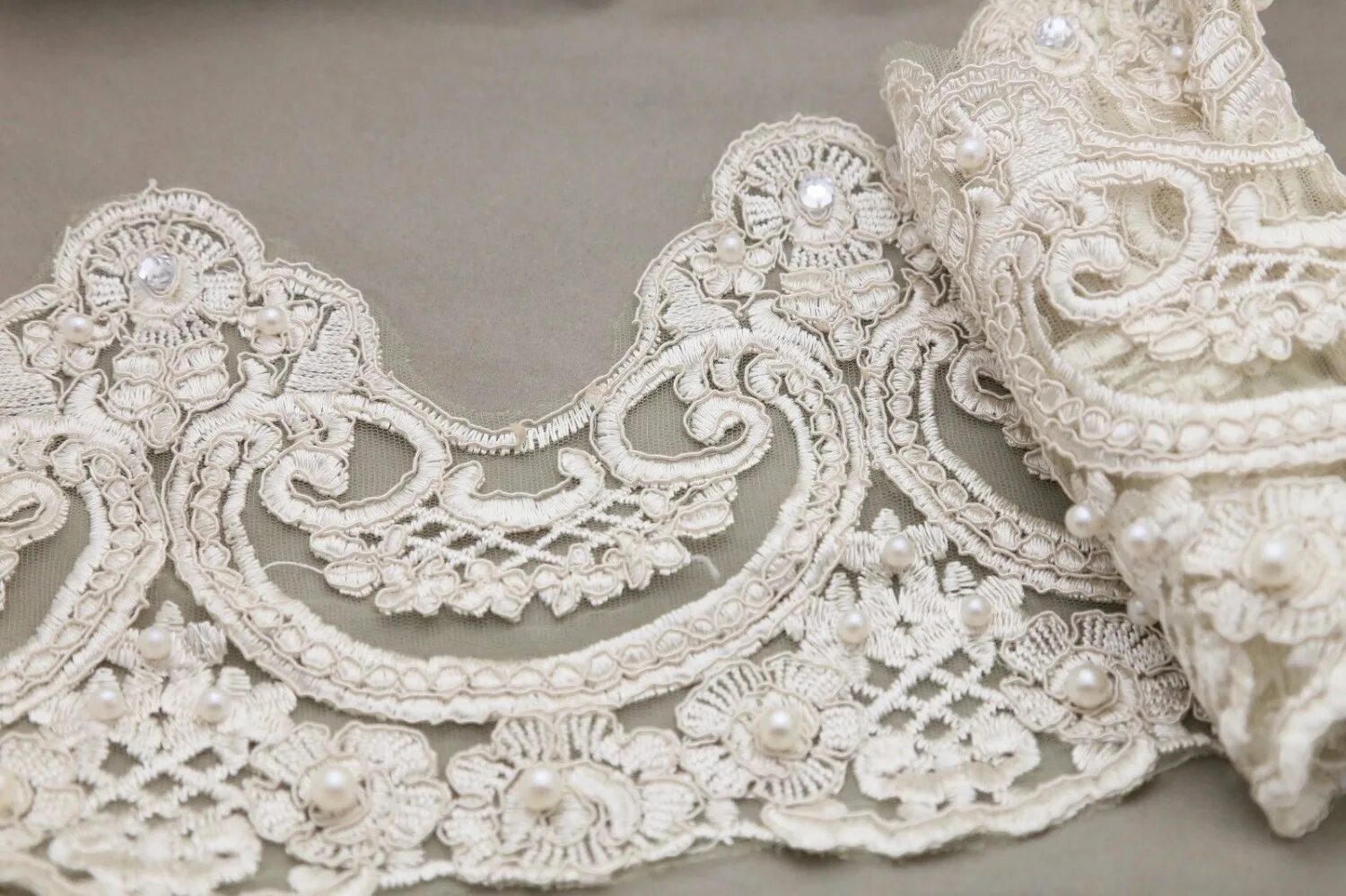 кружево. свадебное платье бохо кружевное. красивое свадебное платье кружевное. кружевное свадебное платье. свадебные платья с кружевным верхом.