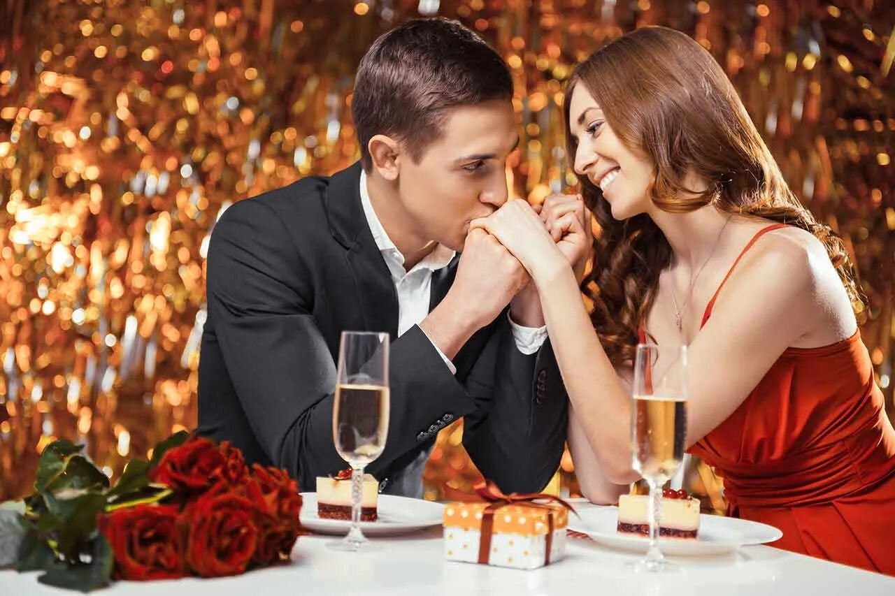 Было двое отношений. Романтический ужин. Пара в ресторане. Романтический ужин в кафе. Романтическое свидание.