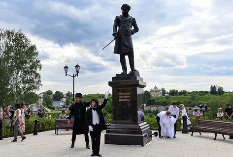 Открытие памятника поэту