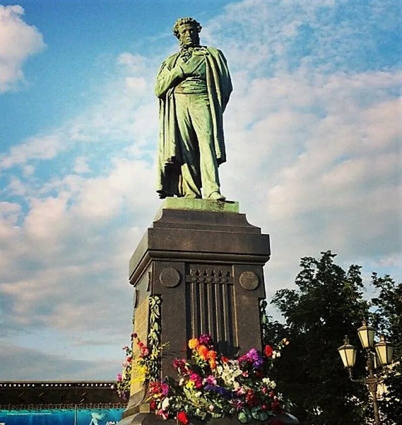 Памятник Пушкина в Москве. Памятник Пушкину в Москве. Памятник Пушкину в Москве на Тверском бульваре. Памятник а. с. Пушкину (Москва, Пушкинская площадь).