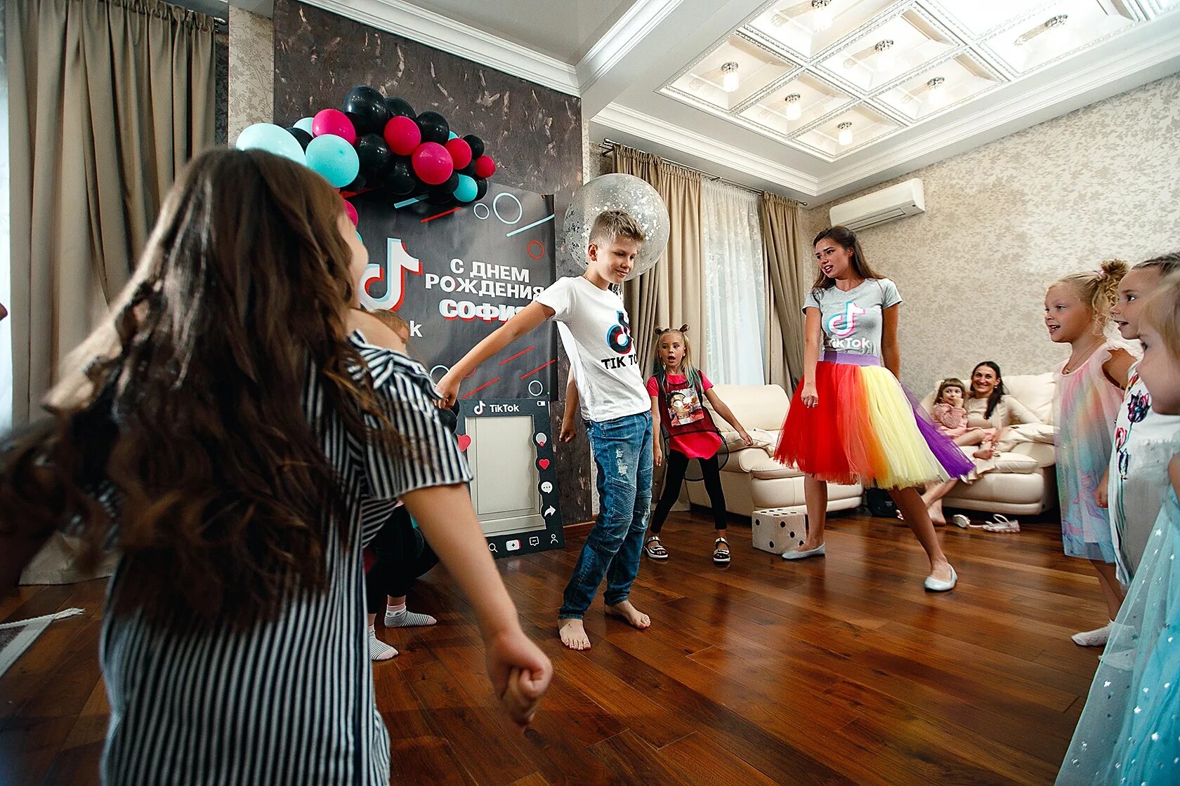 Идеи проведения. Tik tok party ведущий. тик ток вечеринка для детей на день рождения. идеи для дня рождения подростка. дети аниматор вечеринка.