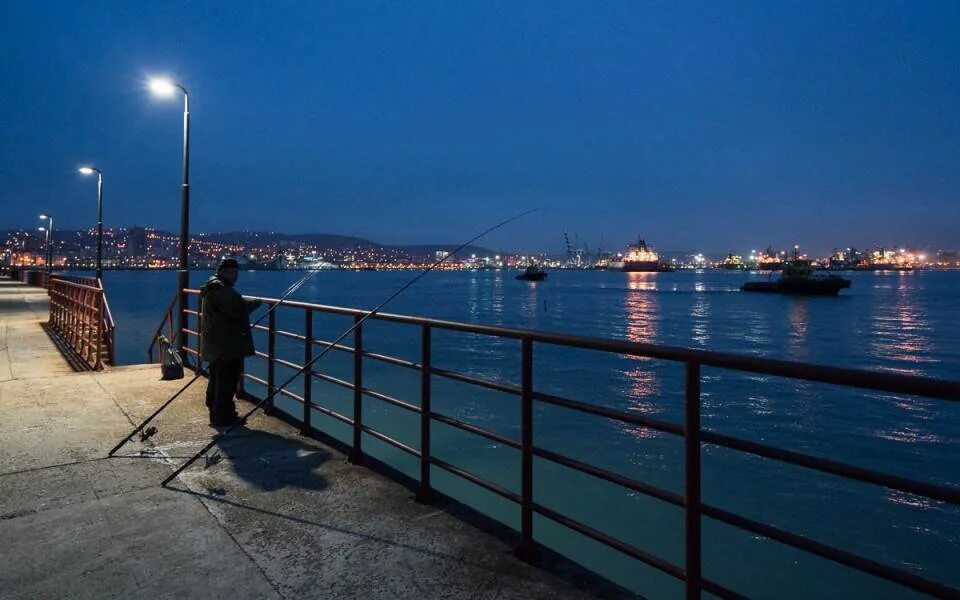 Вечерняя набережная новороссийск. Набережная новороссийска бухта. Зима в новороссийске. Зима в новороссийске. Норд ост новороссийск 2012.