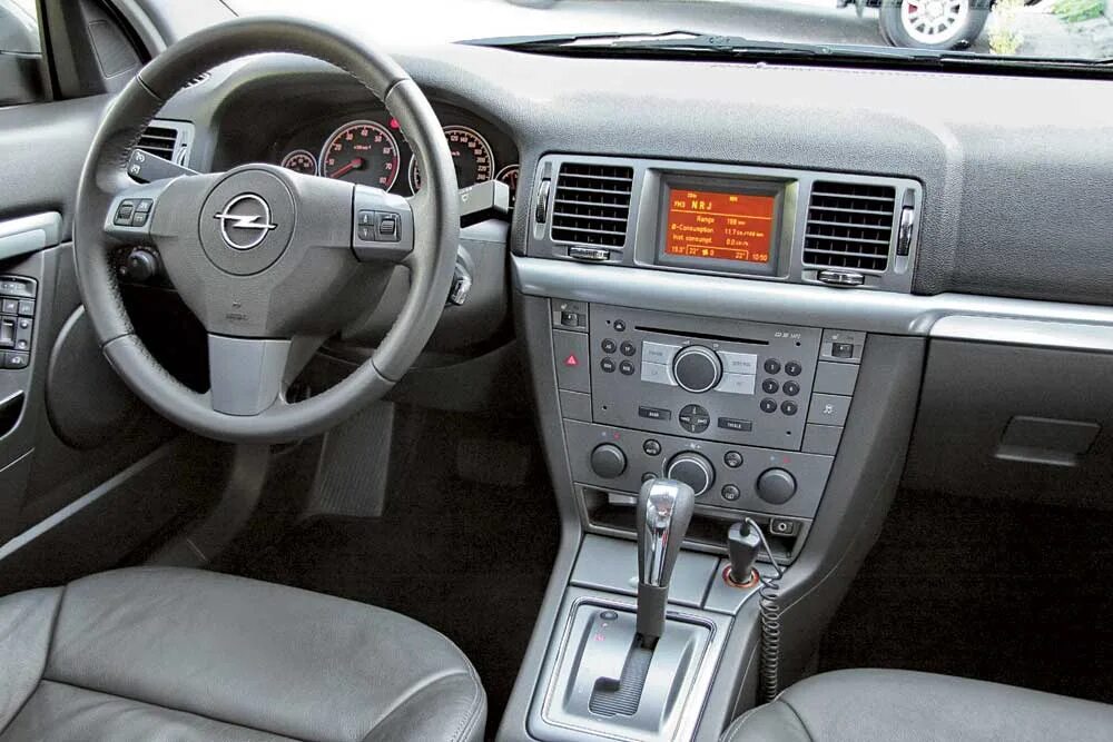 Опель вектра с не работает. Opel Vectra 2008 салон. Опель Вектра с 2.2 2006. Opel Vectra c 2002-2008 салон. Опель Вектра с 1.8 2002.