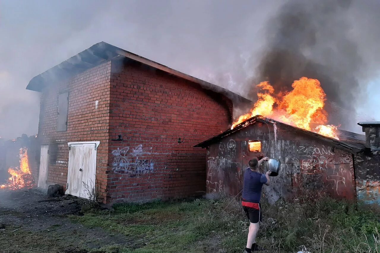 Погода в ревде сегодня. Пожар в Ревде. Ревда горит. Пожар в Ревде сегодня. Пожар Екатеринбург Ревда.