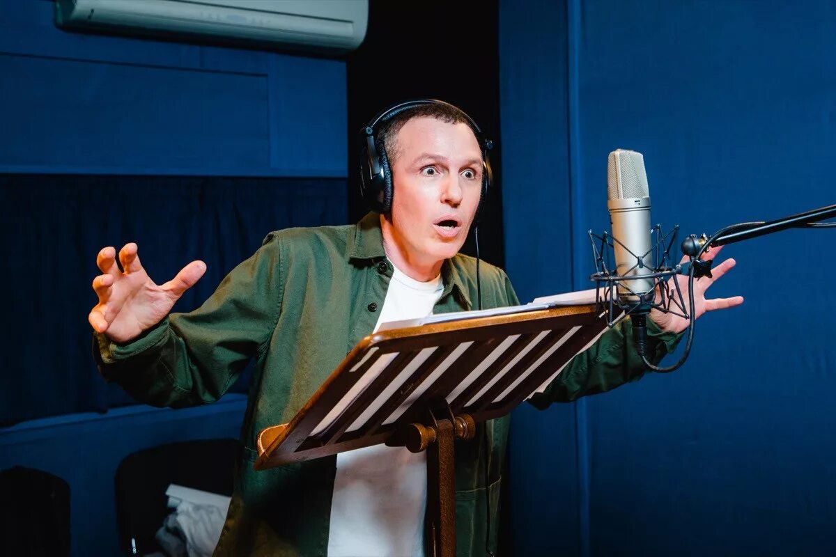 Актеры дубляжа. Том кенни 2021. Сергей бурунов озвучка. Актер озвучания. Сергей бурунов озвучивание.