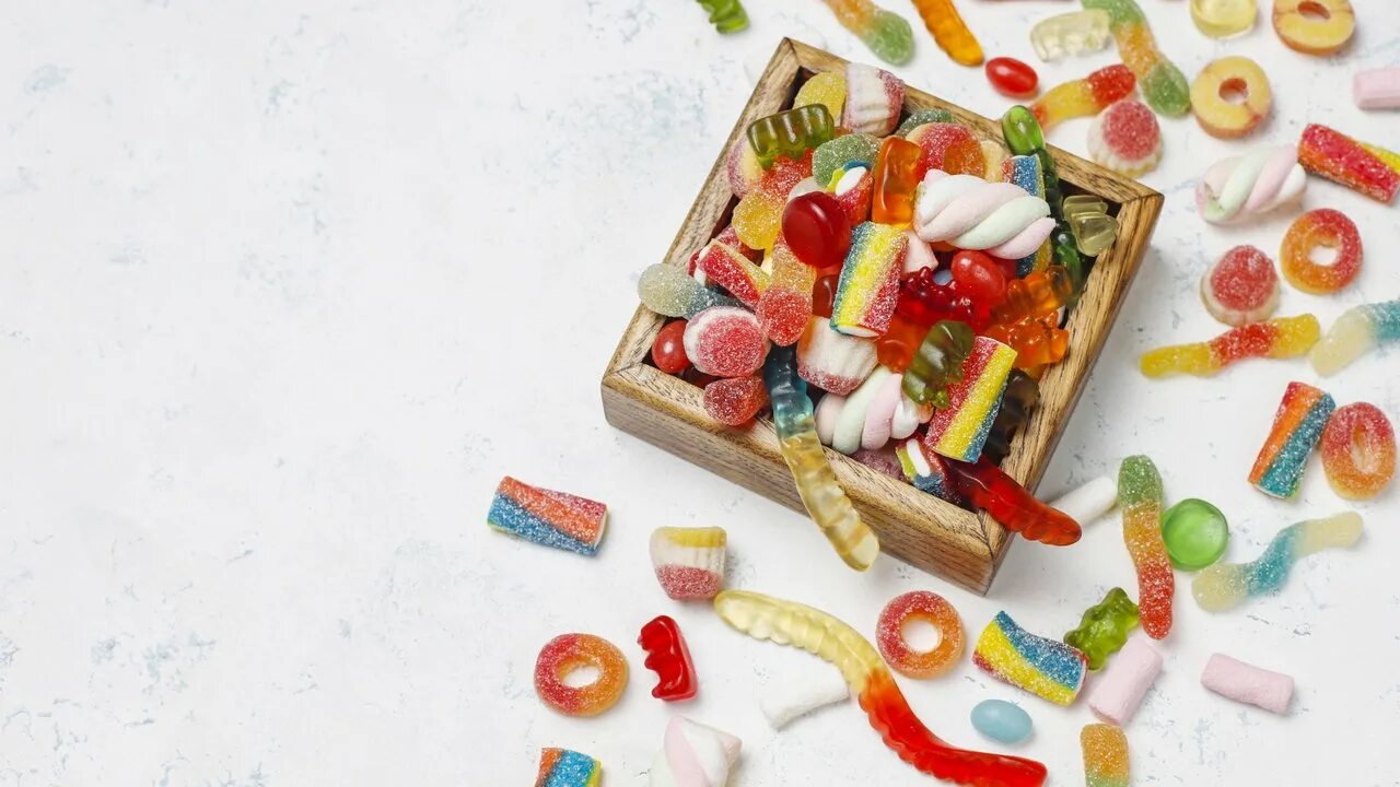 Сладости. Угощения на хэллоуин конфеты. Необычное печенье. Вкусняшки необычные. Украшение из мармелада на торт.