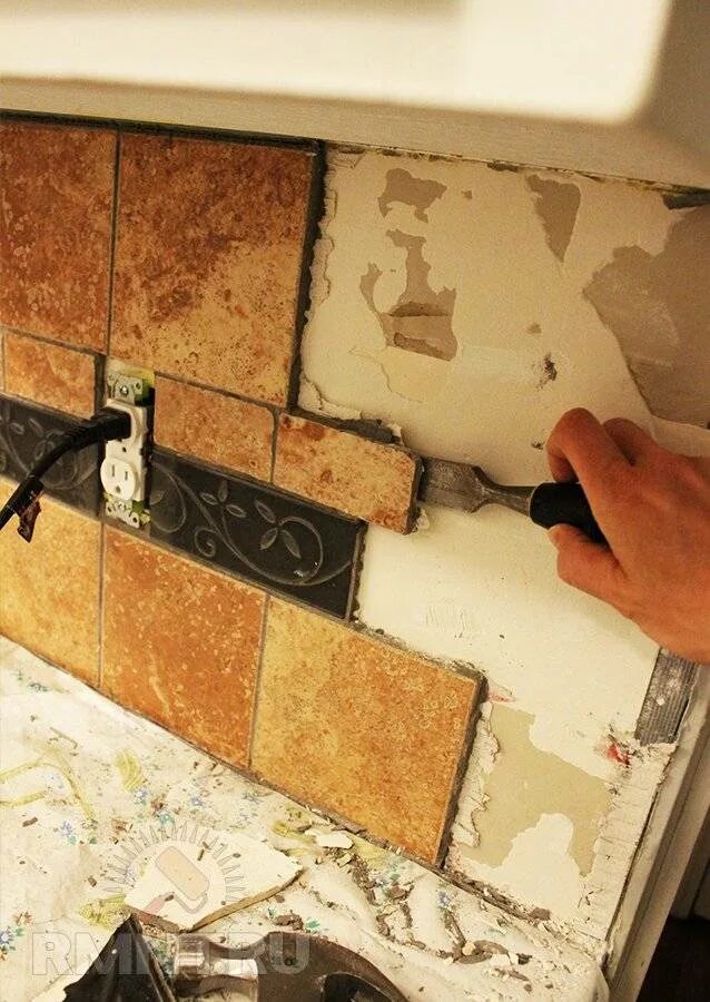 Стену очистить в ванной. Плитка для кухни. Старая плитка на кухне. Демонтаж старой плитки. Старая плитка в ванной.
