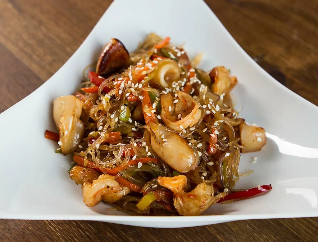 Говядина в устричном соусе со шпинатом. Удон с мидиями в соусе терияки. Тори ясай соба. Удон рисовая лапша с морепродуктами. Том ям с лапшой удон.