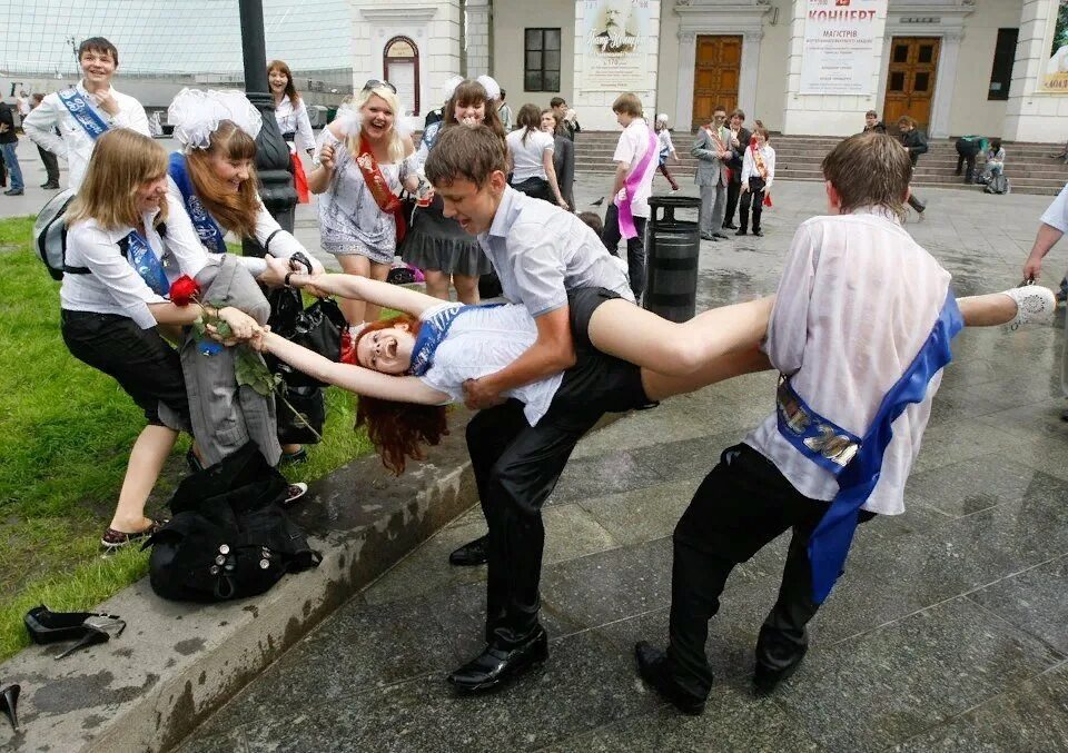 Видео прикол школа. После выпускного. Пьяные выпускники. Выпускник и выпускница. Фотосессия последний звонок.