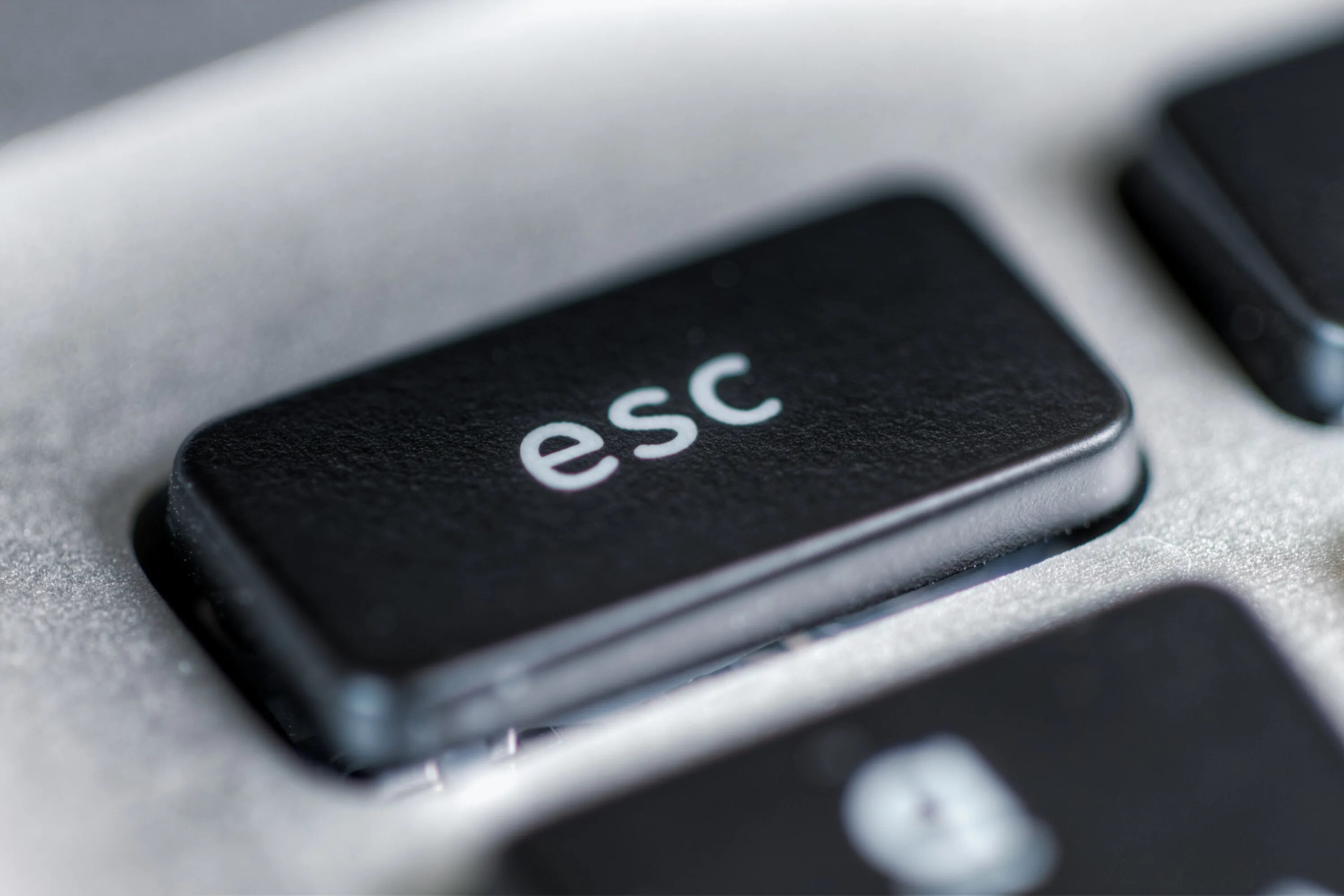 Кнопку посередине. Эскейп клавиша. Кнопка ESC. ESC (клавиша). Кнопка Эскейп на клавиатуре.