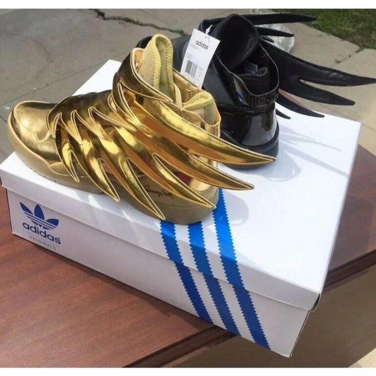 Adidas jeremy scott wings 3.0 dark knight. Adidas jeremy scott wings 3.0. adidas jeremy scott wings 3.0 batman. кроссовки adidas wings jeremy scott. adidas jeremy scott wings 3.