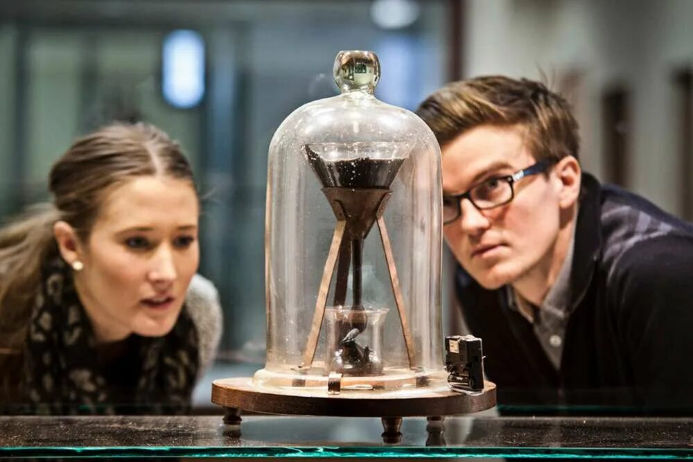 Физик эксперимент. Томас парнелл эксперимент. профессор томас парнелл pitch drop experiment. физический эксперимент. физика опыты.